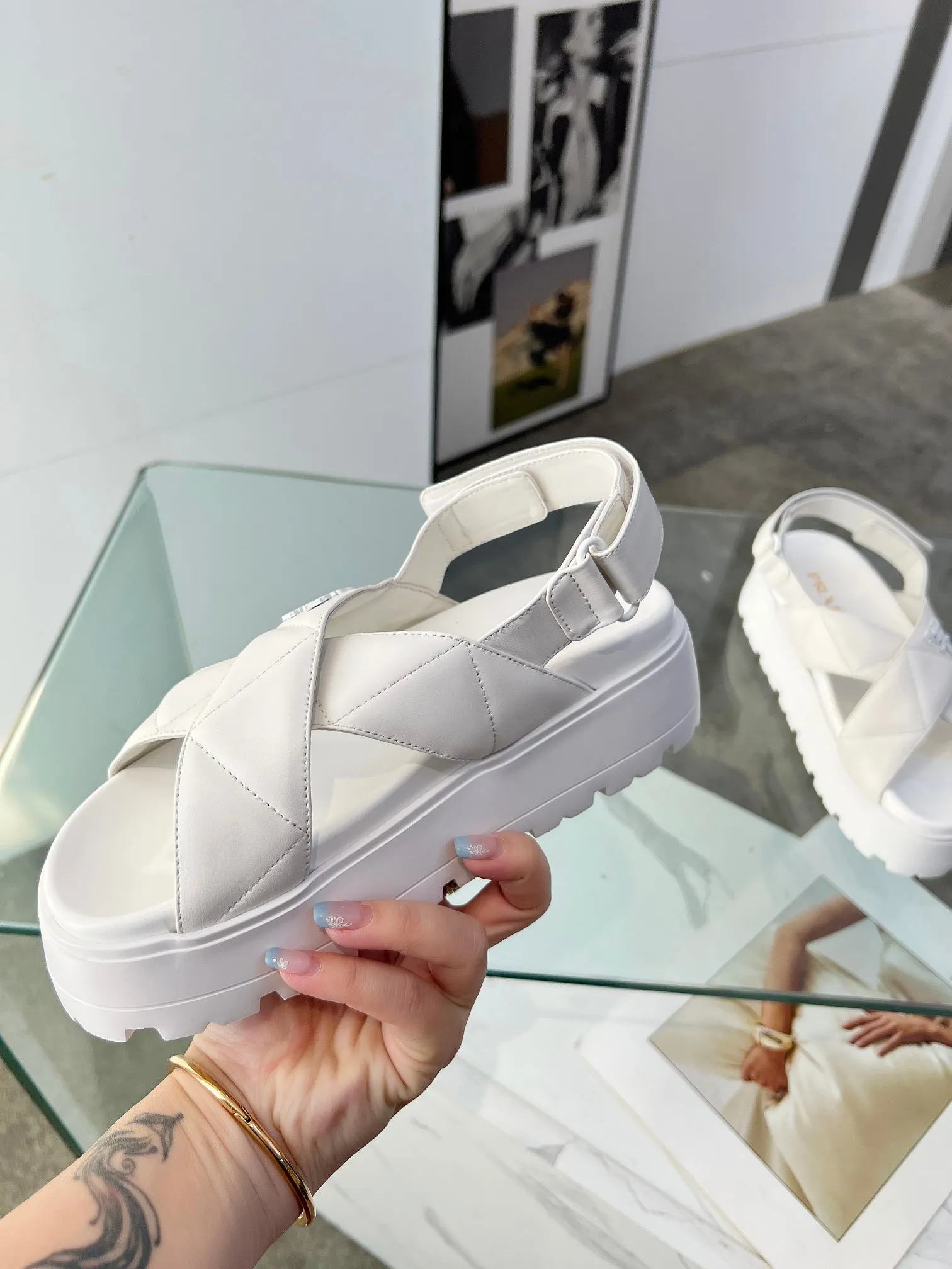 👟👟Ex-factory price 460👟👟 PRADA 2025 vs spring and summer popular sandals series... [Thick-soled double-button sandals] Original 1:1 customization, this year's most fashionable and popular retro British style, simple and elegant, all styles are good-looking, platform thick soles make you slimmer and taller, very comfortable, fashionable and versatile... Many Internet celebrities are on their feet. These platform round-toe thick-soled shoes are very popular this year. They can be worn (increased) for both leisure and leisure. ❶Material: Customized imported calf leather ❷Inner: Customized imported sheepskin ❸Outsole: Original molded ultra-light outsole ❹Sole thickness: 5.5cm ❺Number of yards: 35-40 ❻Packaging: Original full set of packaging ☀Color: Official website updated simultaneously